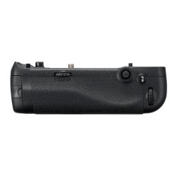 Nikon MB-D18 monitoimiakkuperä