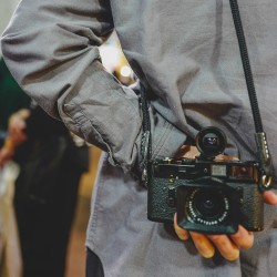 Artisan & Artist ACAM-301N silkkinen kamerahihna