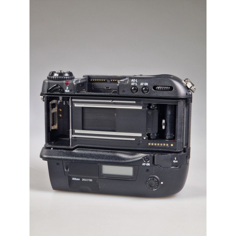 BROKEN NIKON F5 *ONLY FOR SPARE PART USE