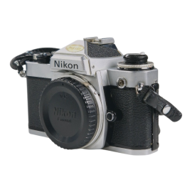 Nikon MB-D18 monitoimiakkuperä