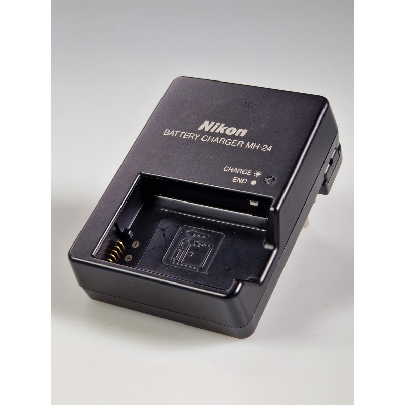 NIKON MH-24 LATURI *KÄYTETTY